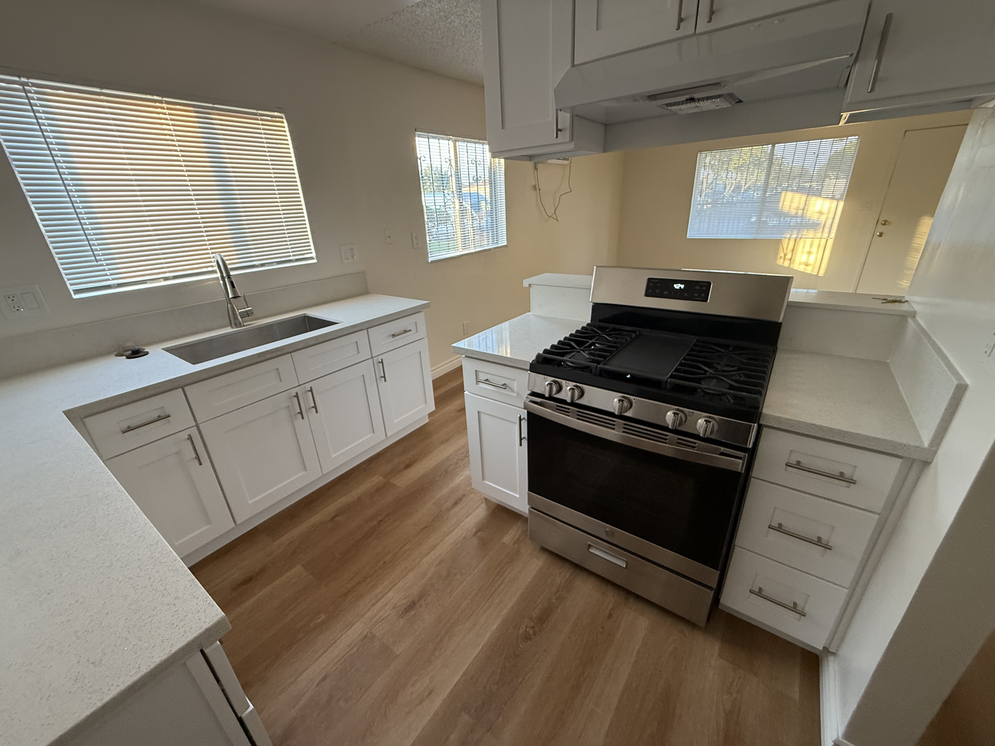 Kitchen Sink / Stove - 525 Jacmar Dr