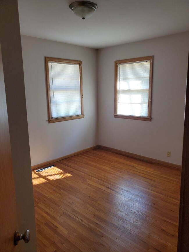 Building Photo - Immaculate 3 bedroom 2 bathroom 2 stall ga...