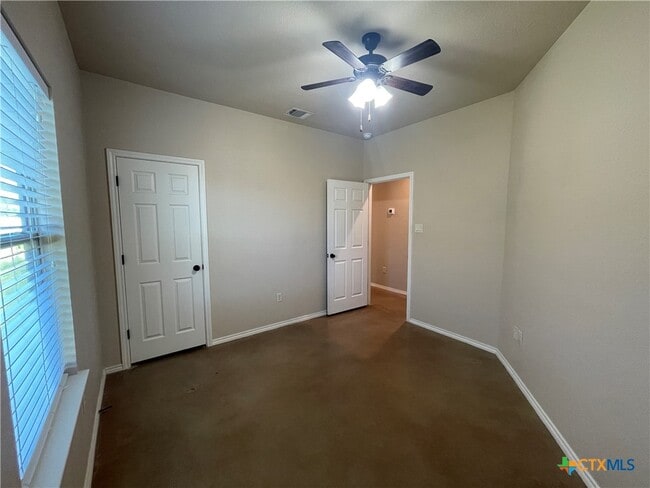 Building Photo - 758 Saengerhalle Rd