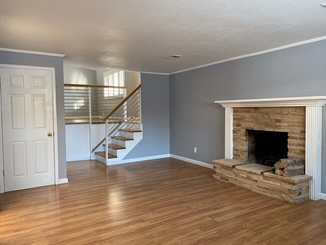 Building Photo - Spacious Tri-Level Home Featuring 4BD/2.5B...