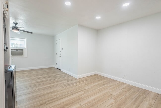 Building Photo - 2303 Rosewood St