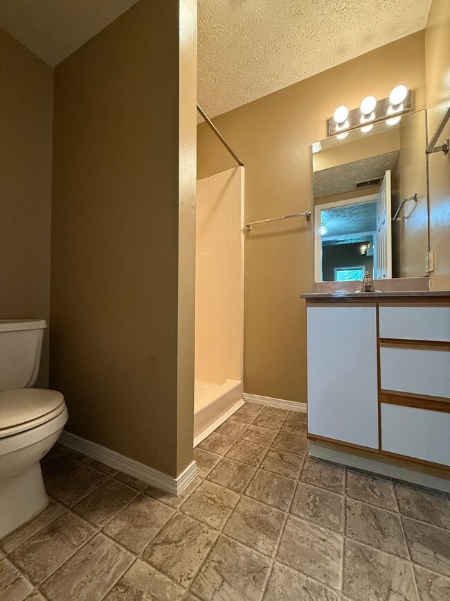 Building Photo - 3 bedroom, 2 bathroom duplex on Bloomingto...