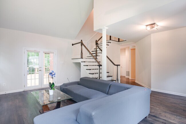 Building Photo - 6351 Lakewood Dr