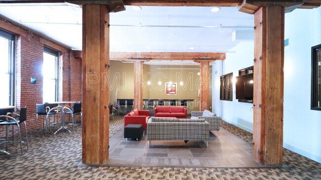 Building Photo - 200 Main St