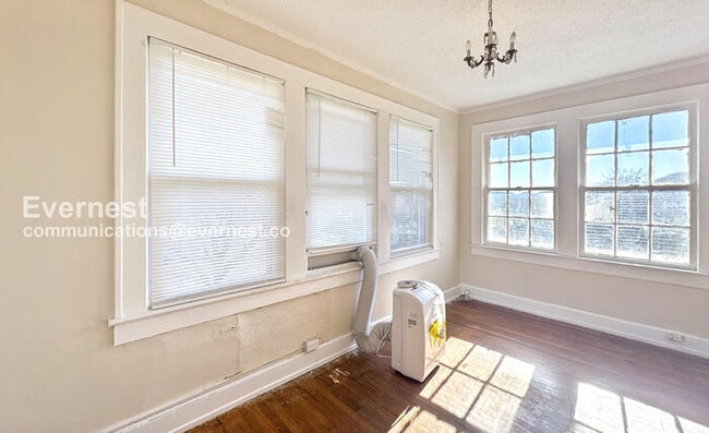 Building Photo - 904 3rd St W