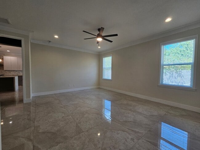 Building Photo - Spacious 4/2.5 Home