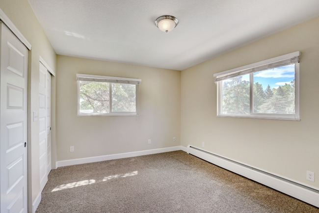 Building Photo - Spacious & Modern Home in Crestmoor Park!