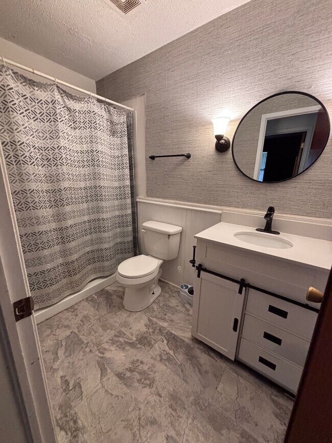 Building Photo - 4 BR house Smart Rd area