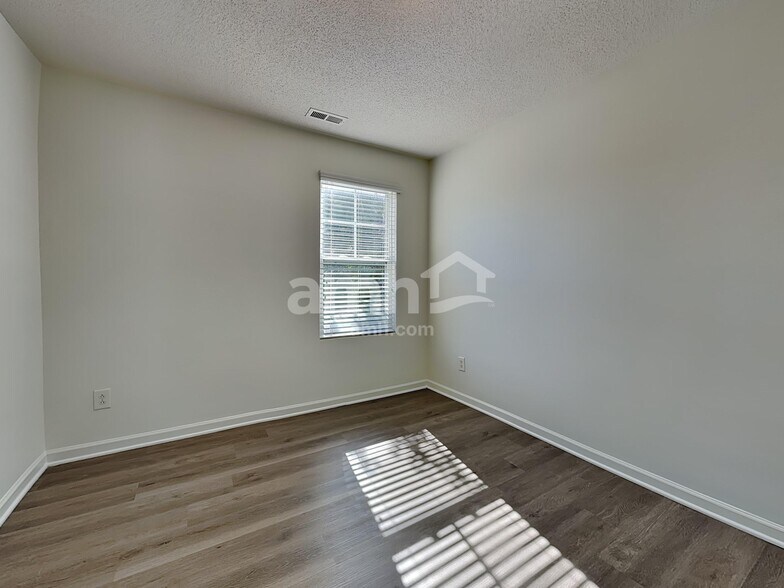 Building Photo - 37 Valleyfield Dr
