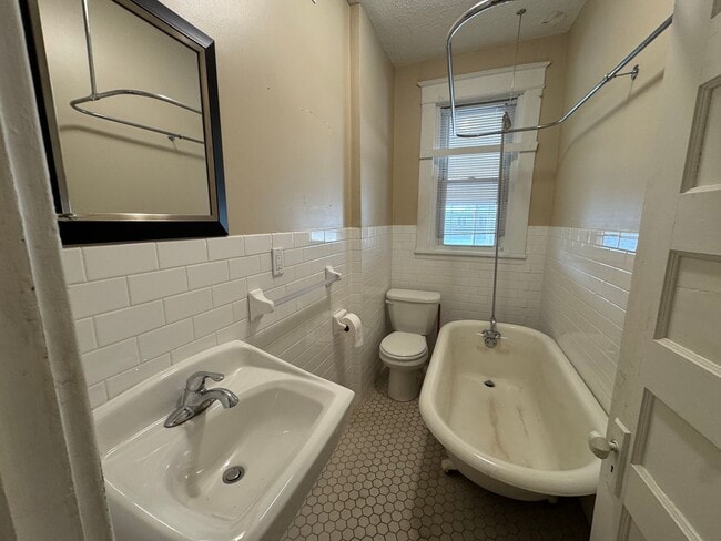 Building Photo - 1912 University Ave W