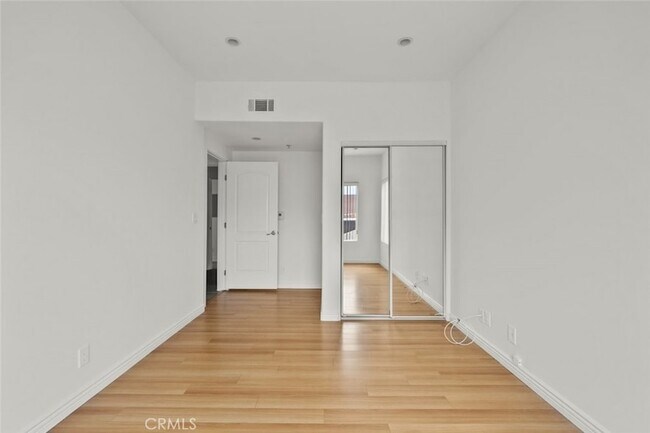 Building Photo - 231 E Burbank Blvd