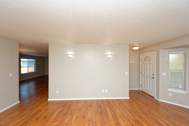 Building Photo - 4 Bedroom Home