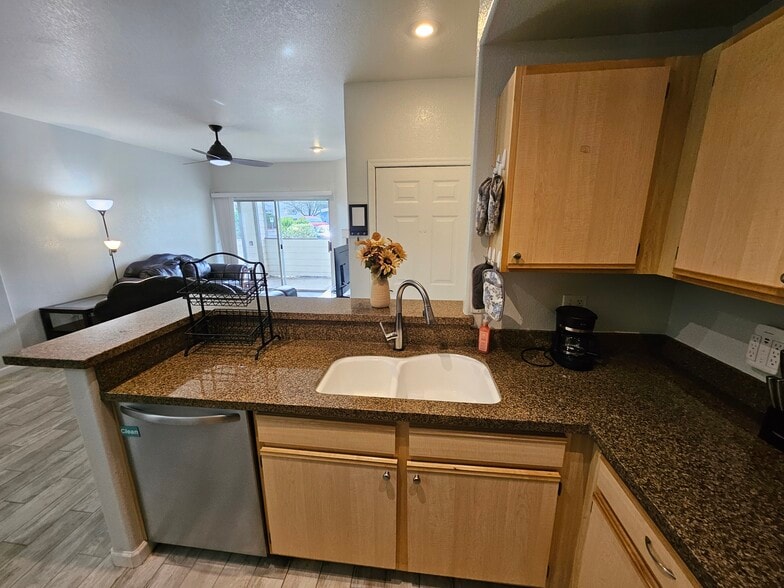 Building Photo - 4343 E Soliere Ave