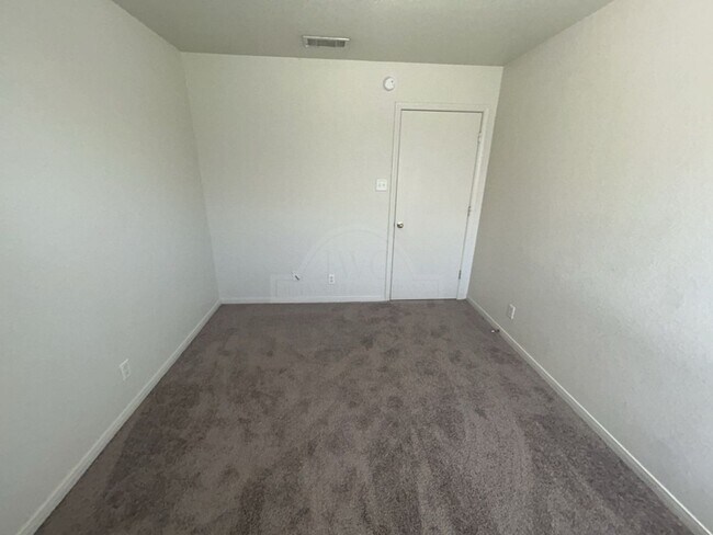 Building Photo - 2100 Schorn Dr