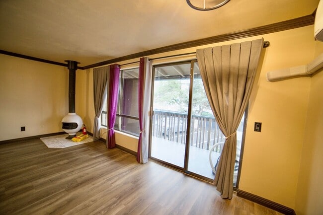 Building Photo - Quiet Top Floor 1 Bedroom Condo in Gated Tukwila Community