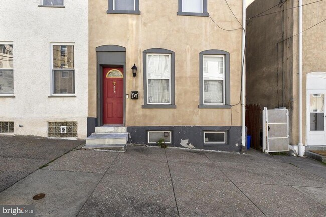 Building Photo - 219 Dupont St