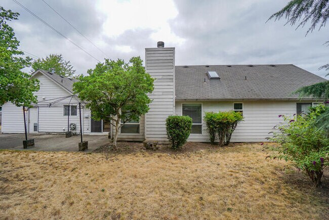 Building Photo - LARGE THREE BEDROOM HOME WITH RV /BOAT PAR...