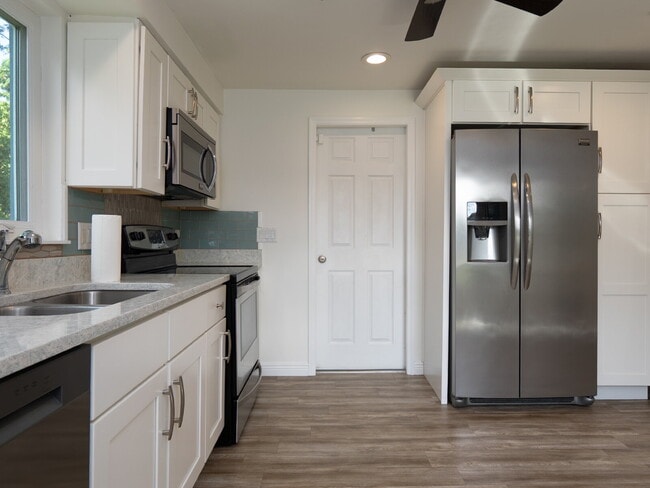 Building Photo - Living Across from Sarasota Bay 3BR/2.5BA Home Minutes to Downtown – Yardwork Included