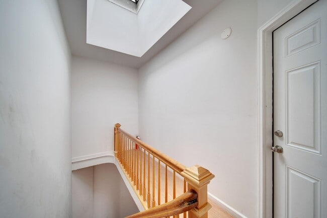 Building Photo - 132 Lincoln St