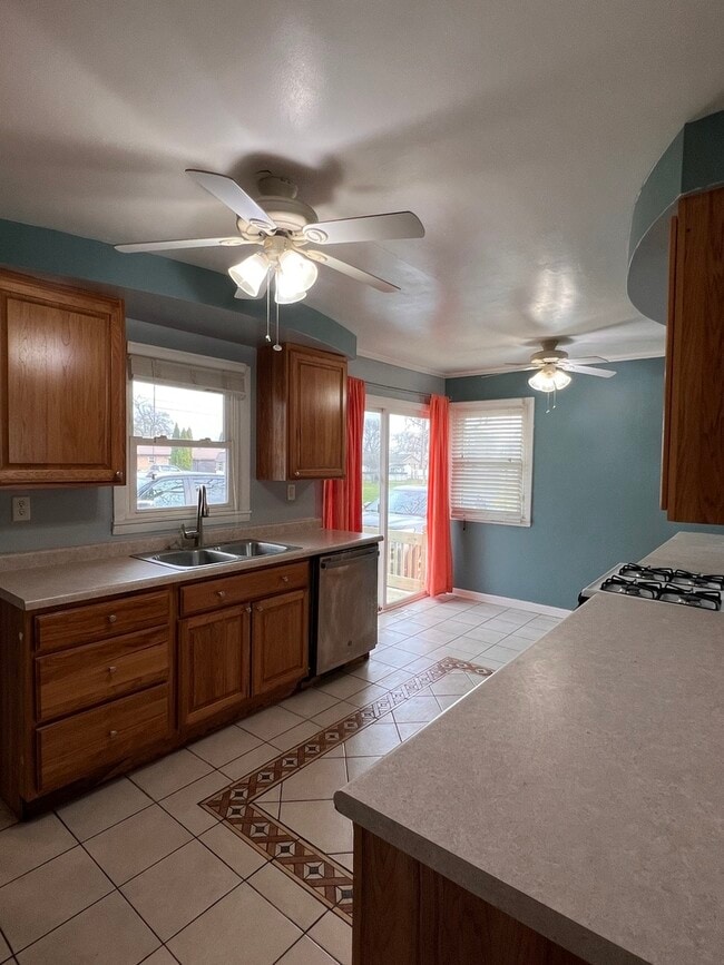 Building Photo - 1202 Reading St