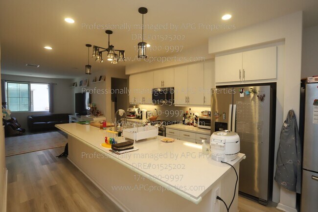 Building Photo - 535 S Motif St