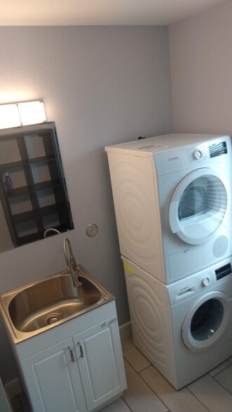 Shared laundry room on site W/D - 400 Lakeview Blvd