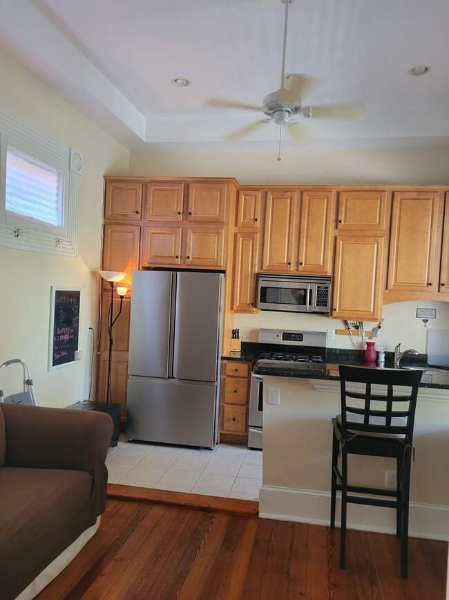 Building Photo - Cute 1 Bedroom Available Downtown with Pri...