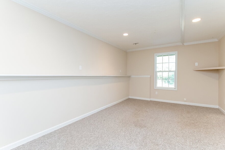 Building Photo - 670 Chapel Hill Dr SE