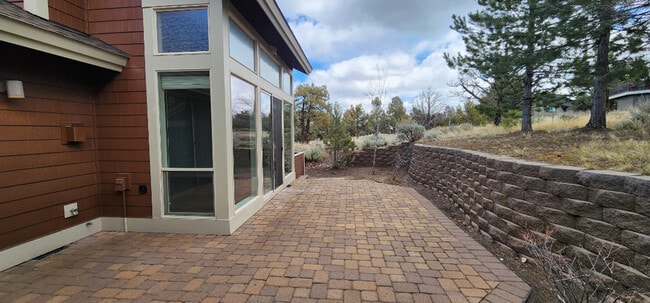 Building Photo - 1445 Highland Vw