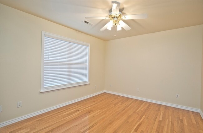 Building Photo - 402 NE Shasta Ct