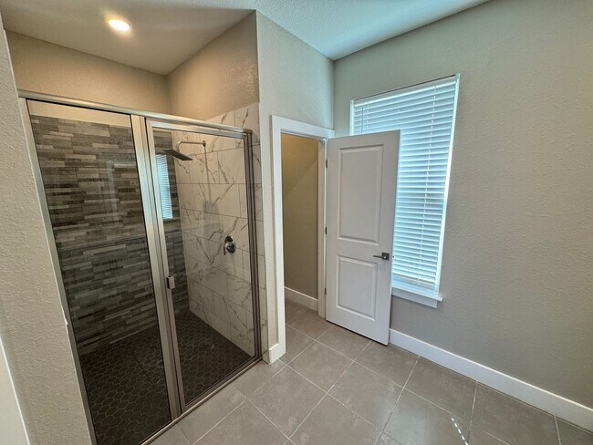 Building Photo - Spacious 4-Bedroom Home in Poinciana – Internet Included & No HOA Approval Required