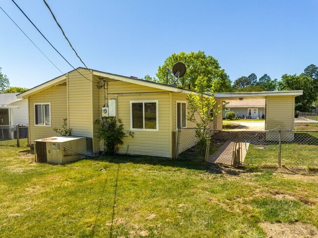 Building Photo - Freshly Updated 3 Bedroom House