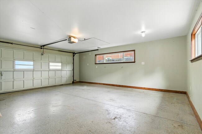 Building Photo - 712 Collegewood St