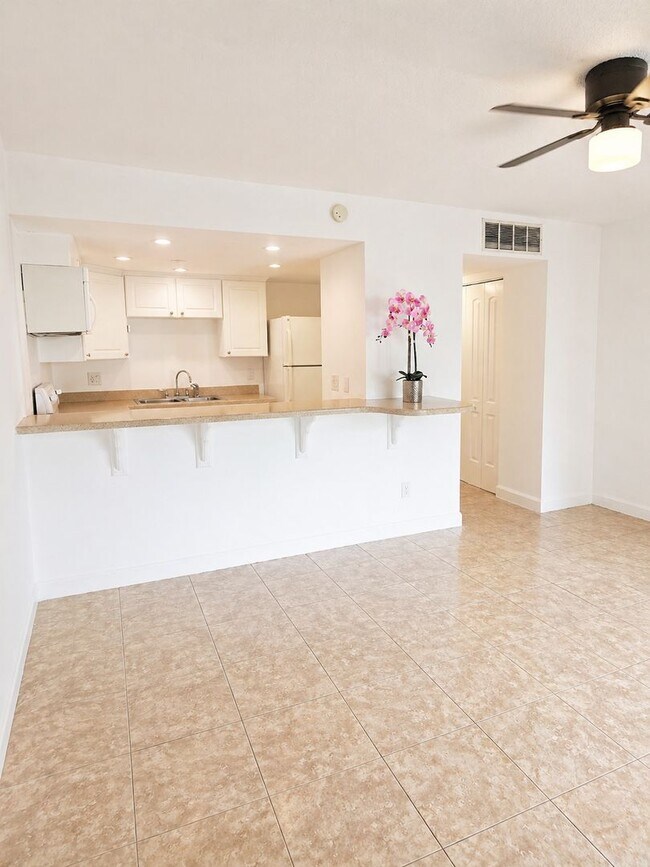 Building Photo - Welcome to Tampa Racquet Club – Where Comfort Meets Convenience!