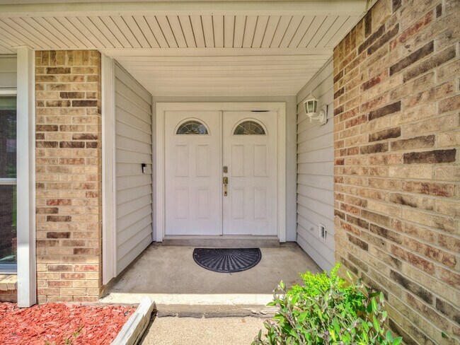 Building Photo - 1121 Bass Dr