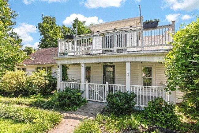 Building Photo - 3008 Lakeshore Dr