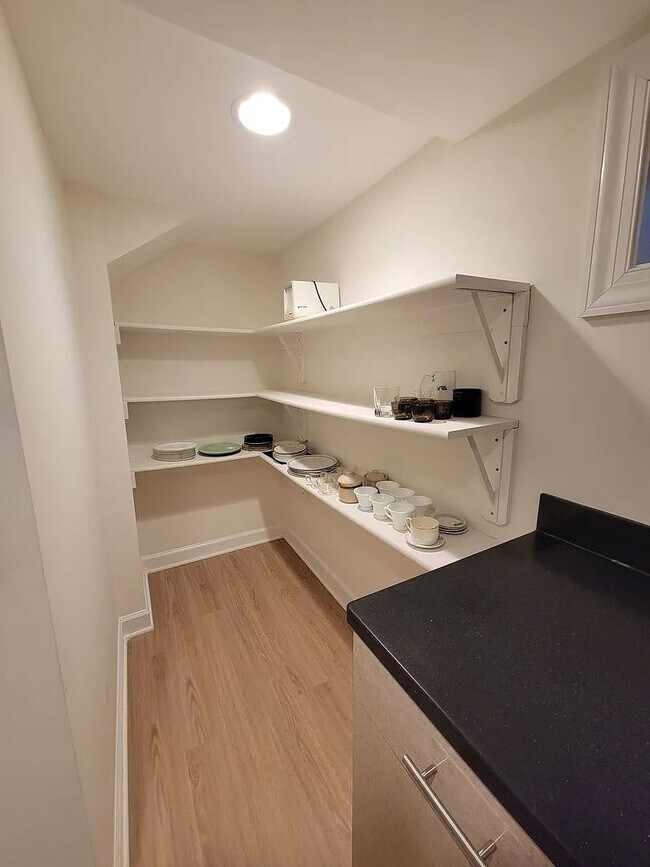 Building Photo - An exceptionally large and well-appointed 1BR 1BA with ALL utilities near Georgetown