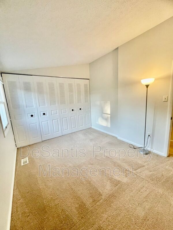 Building Photo - 925 Elm Ct