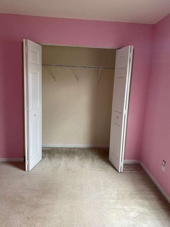 Building Photo - Beautiful 4 Bedroom