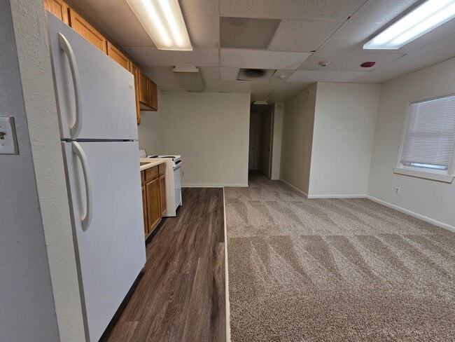 Building Photo - 2 Bed Apartment in the Heart of Golden!