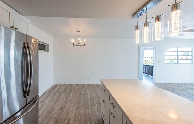 Building Photo - 651 Pine Dr