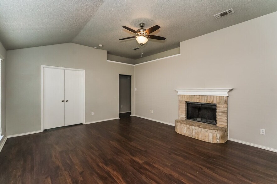 Building Photo - 1121 Sandalwood Dr
