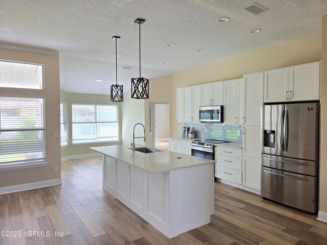 Building Photo - 2071 Thornhill Drive