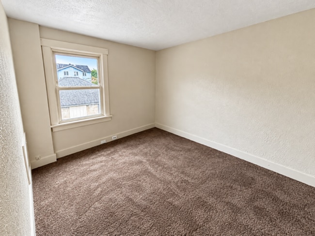 Building Photo - 616 Farnsworth Ave