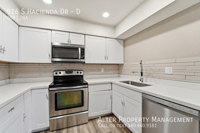 Building Photo - 916 S Hacienda Dr