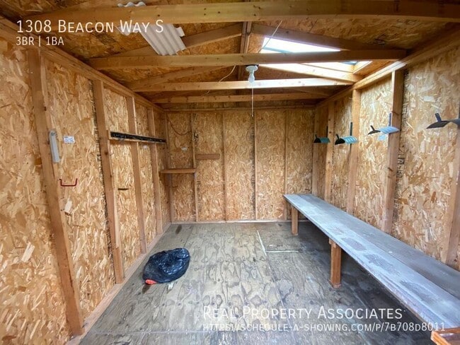 Building Photo - 1308 Beacon Wy S