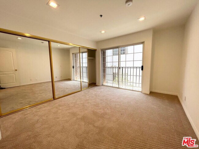 Building Photo - 11734 Montana Ave