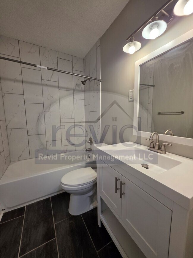 Building Photo - 3523 Barwood Cir