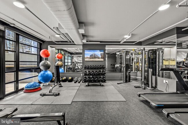 Building Photo - 1300 4th St SE