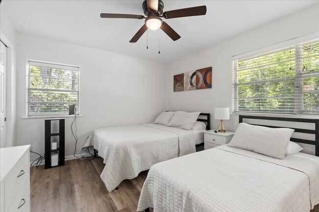 Building Photo - 2425 Bruce Ln